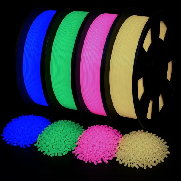 Pellets de masterbatch fotoluminiscente de PLA EVERYGLOW para extrusión de filamento 3D brillando en la oscuridad.