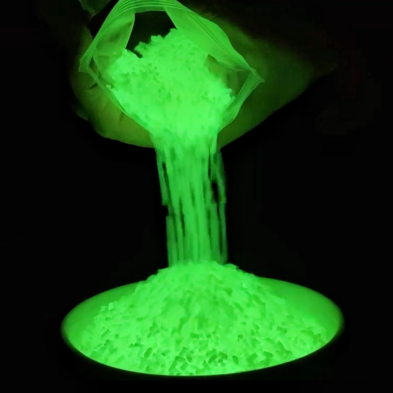 Masterbatch fosforescente en péllets de plástico para efectos luminiscentes.