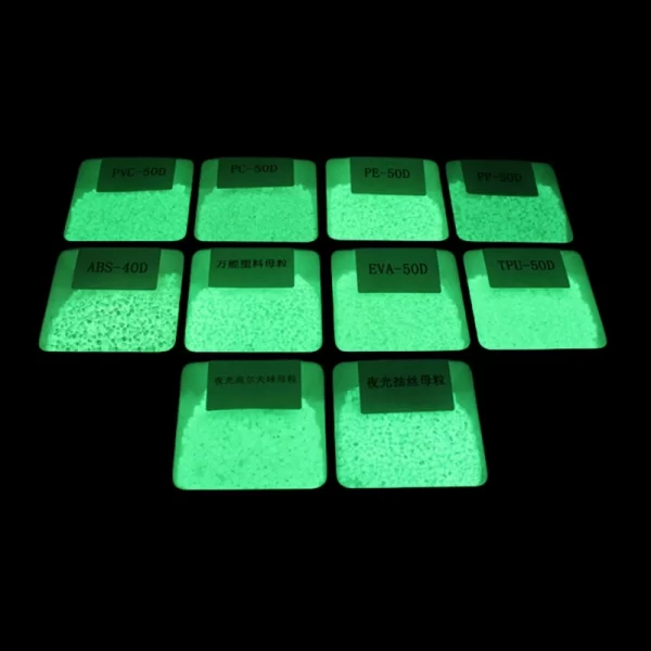 Gránulos de plástico fotoluminiscente EVERYGLOW en pellets brillando en verde intenso en la oscuridad.
